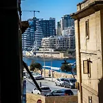 公寓 Traditional Maltese Styled 2br With Large Maltese Balcony & Internal Yard - Located In The Heart Of - Maltese Capital