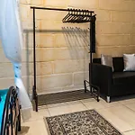公寓 Traditional Maltese Styled 2br With Large Maltese Balcony & Internal Yard - Located In The Heart Of - Maltese Capital *