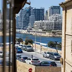 Traditional Maltese Styled 2br With Large Maltese Balcony & Internal Yard - Located In The Heart Of - Maltese Capital 公寓 *