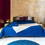 Traditional Maltese Styled 2br With Large Maltese Balcony & Internal Yard - Located In The Heart Of - Maltese Capital 公寓 *