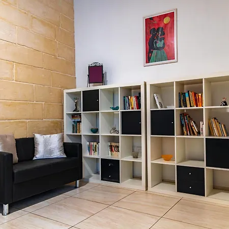 Traditional Maltese Styled 2br With Large Maltese Balcony & Internal Yard - Located In The Heart Of - Maltese Capital * Βαλέτα