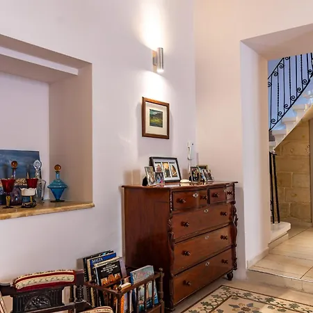 Traditional Maltese Styled 2br With Large Maltese Balcony & Internal Yard - Located In The Heart Of - Maltese Capital Lejlighed *