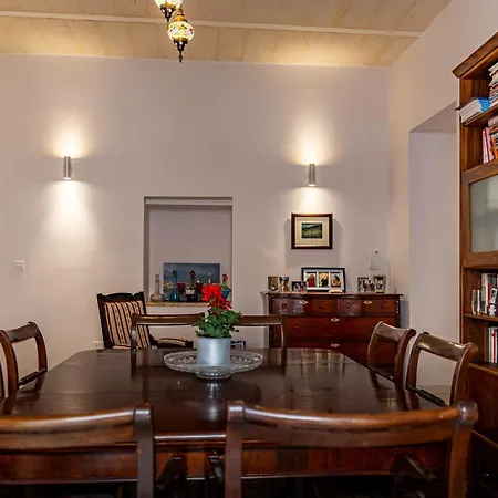 Lejlighed Traditional Maltese Styled 2br With Large Maltese Balcony & Internal Yard - Located In The Heart Of - Maltese Capital Valletta
