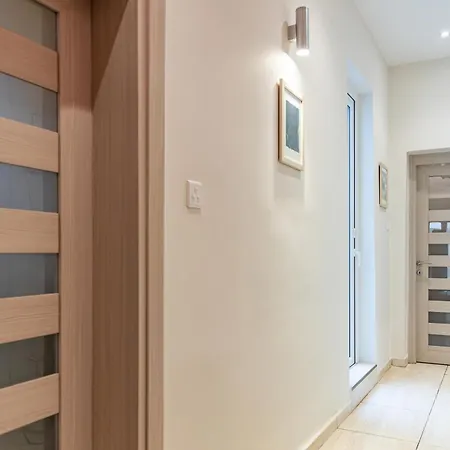 Traditional Maltese Styled 2br With Large Maltese Balcony & Internal Yard - Located In The Heart Of - Maltese Capital דירה ואלטה
