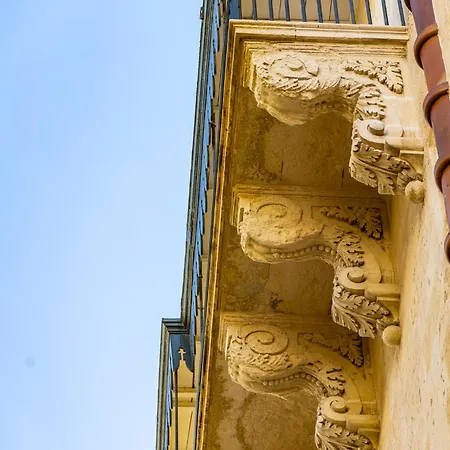 Traditional Maltese Styled 2br With Large Maltese Balcony & Internal Yard - Located In The Heart Of - Maltese Capital Lejlighed