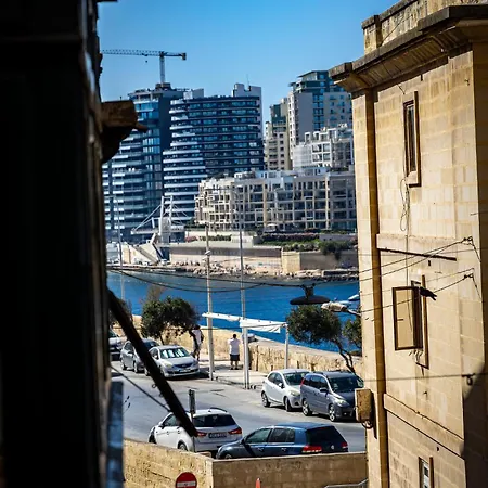 דירה Traditional Maltese Styled 2br With Large Maltese Balcony & Internal Yard - Located In The Heart Of - Maltese Capital