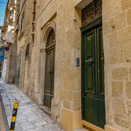 דירה Traditional Maltese Styled 2br With Large Maltese Balcony & Internal Yard - Located In The Heart Of - Maltese Capital *