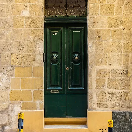 דירה Traditional Maltese Styled 2br With Large Maltese Balcony & Internal Yard - Located In The Heart Of - Maltese Capital *