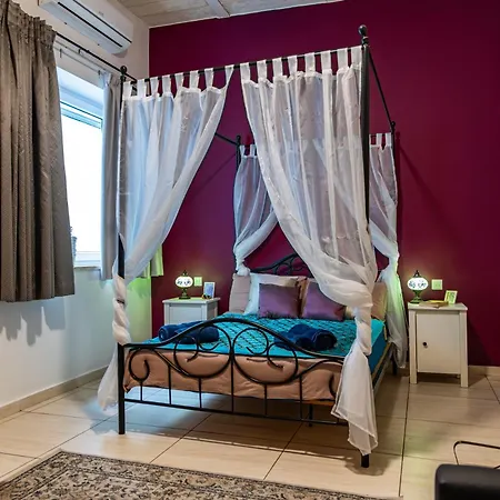 Traditional Maltese Styled 2br With Large Maltese Balcony & Internal Yard - Located In The Heart Of - Maltese Capital شقة