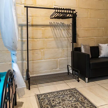 דירה Traditional Maltese Styled 2br With Large Maltese Balcony & Internal Yard - Located In The Heart Of - Maltese Capital *