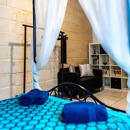 Lejlighed Traditional Maltese Styled 2br With Large Maltese Balcony & Internal Yard - Located In The Heart Of - Maltese Capital *