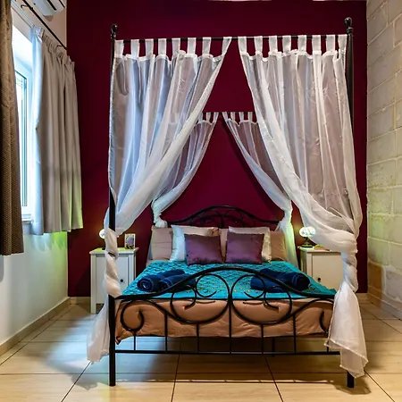 דירה Traditional Maltese Styled 2br With Large Maltese Balcony & Internal Yard - Located In The Heart Of - Maltese Capital