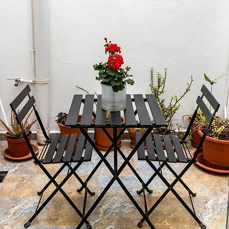 Traditional Maltese Styled 2br With Large Maltese Balcony & Internal Yard - Located In The Heart Of - Maltese Capital شقة فاليتا