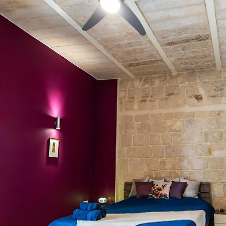 Traditional Maltese Styled 2br With Large Maltese Balcony & Internal Yard - Located In The Heart Of - Maltese Capital *