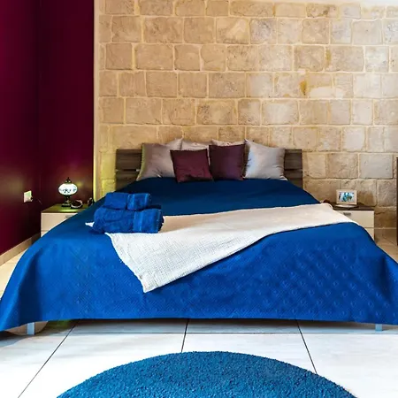 Traditional Maltese Styled 2br With Large Maltese Balcony & Internal Yard - Located In The Heart Of - Maltese Capital Lejlighed *